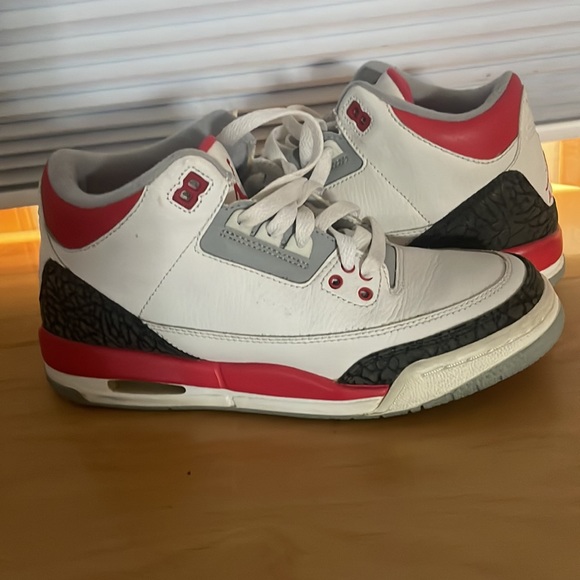Jordan, retro 3 fire red made in Indonesia. Size 6 - Picture 3 of 4